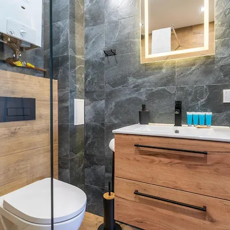 Centre By Bookinghost *