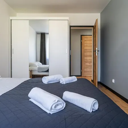 Centre By Bookinghost *