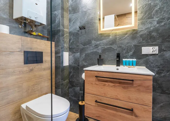 Centre By Bookinghost *