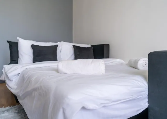 Centre By Bookinghost דירה *