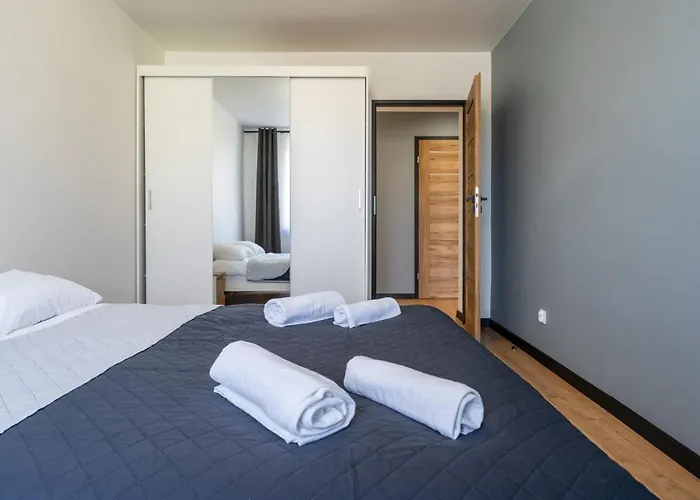 Centre By Bookinghost *